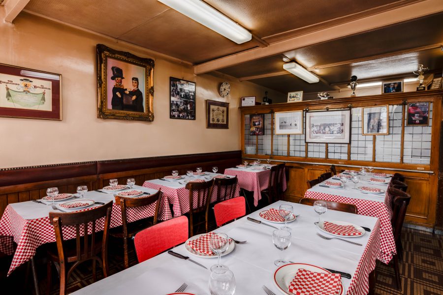 Intérieur authentique du bouchon Chez Hugon
