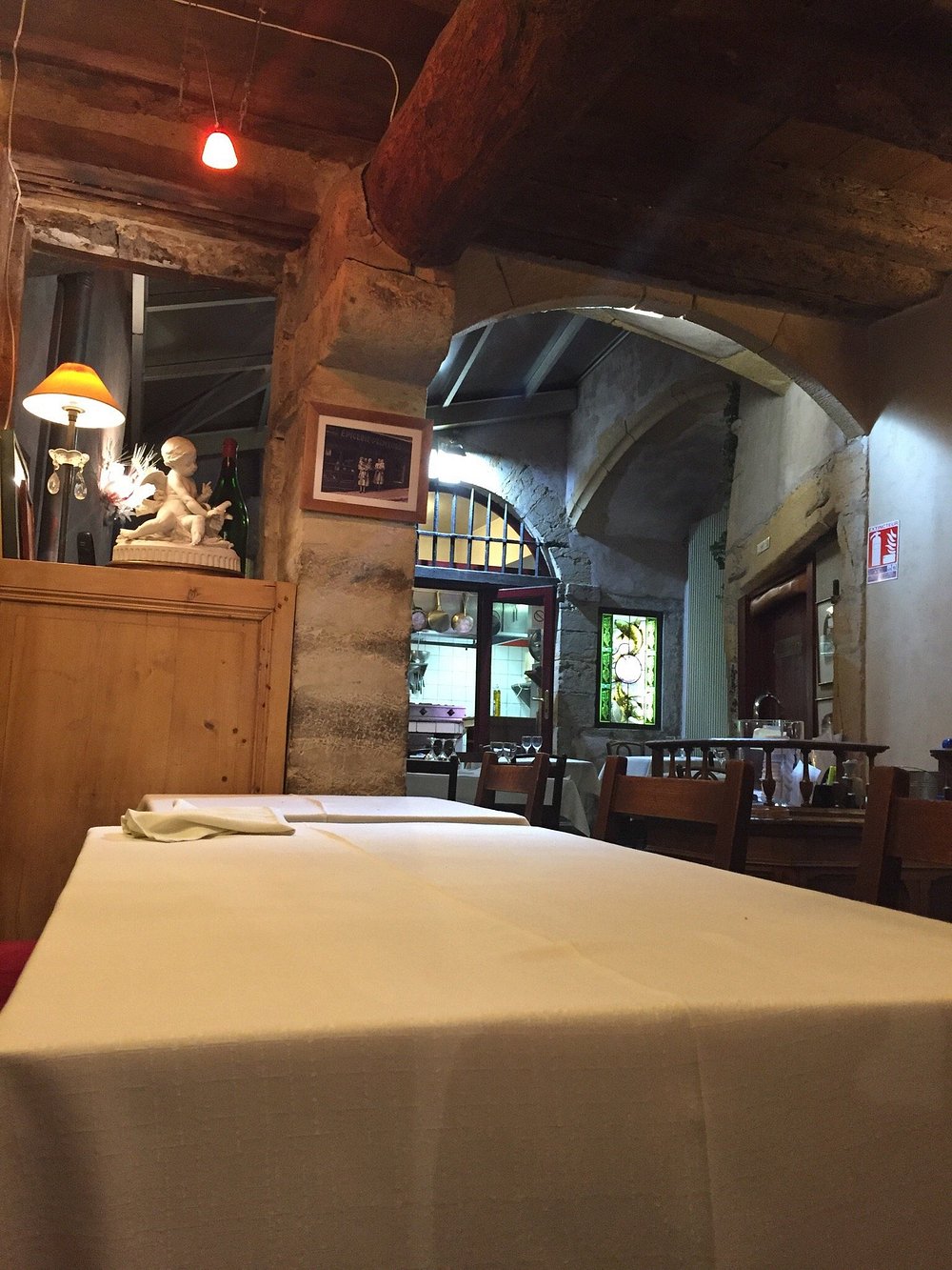 Salle principale avec poutres apparentes