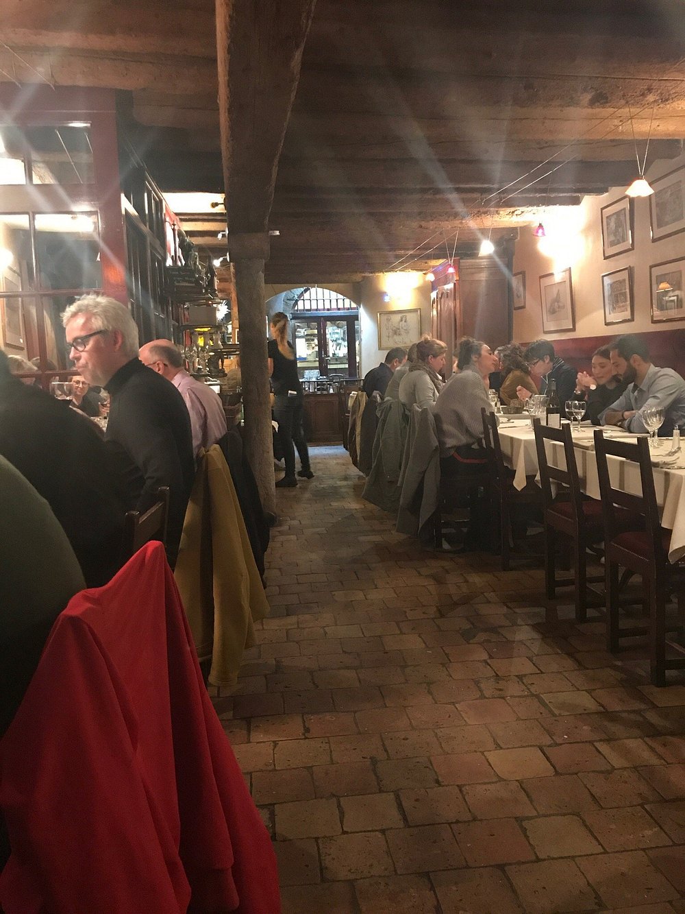 Salle du restaurant Les Adrets avec poutres apparentes